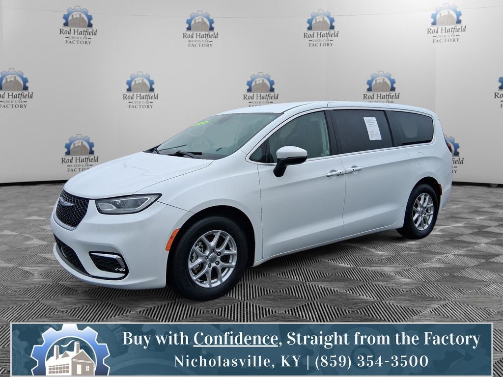 2023 Chrysler Pacifica Touring L in Bright White Clearcoat — front three-quarter view